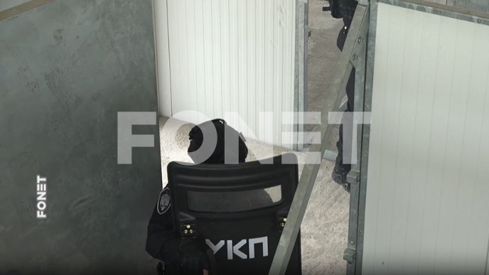 Policija iznosi crne džakove